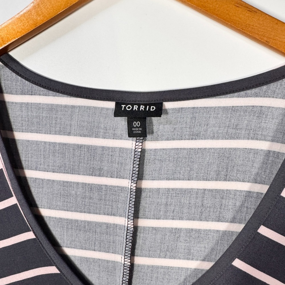 Torrid Women's Top Size 00 Gray White Stripe V Neck Tunic Short Sleeve Plus - Picture 4 of 9